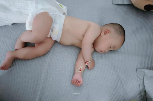 府谷三个月宝宝抬头不稳